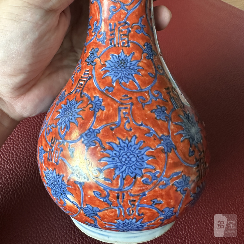明嘉靖 矾红地青花缠枝莲纹长颈瓶 - 图15